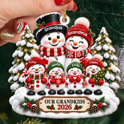 Personalisierter Schneemann-Familien-Weihnachtsschmuck aus Holz für unsere Enkelkinder – Geschenk mit verschneiten Bäumen und Wunschnamen für Oma & Opa
