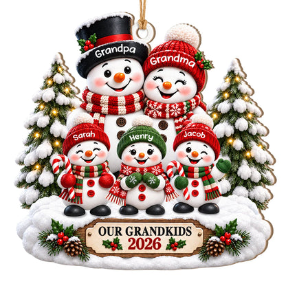 Personalisierter Schneemann-Familien-Weihnachtsschmuck aus Holz für unsere Enkelkinder – Geschenk mit verschneiten Bäumen und Wunschnamen für Oma & Opa