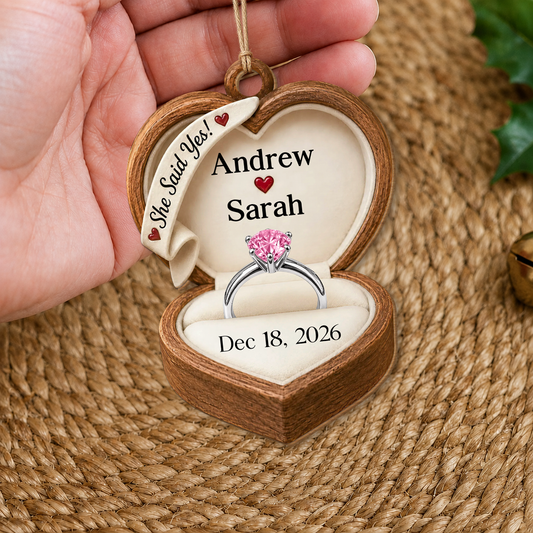 Personalisiertes Holzornament „She Said Yes“ – Verlobungsgeschenk für Paare